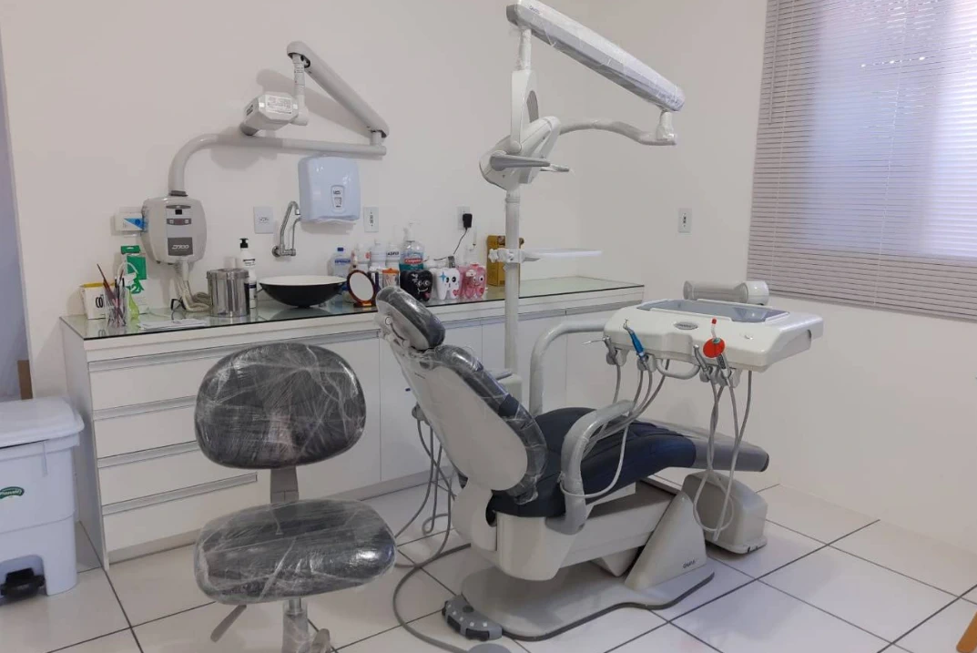 Sala de atendimento com cadeira odontológica